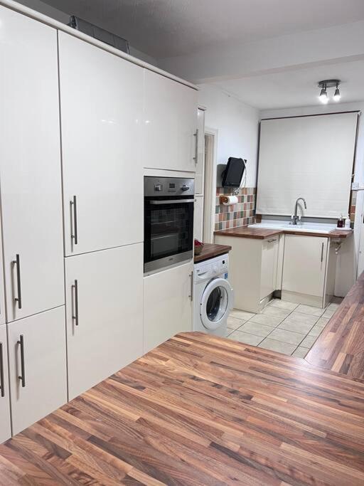 Spacious 3 Bed Flat - Beach Nearby - No Pets Southend-on-Sea Bagian luar foto