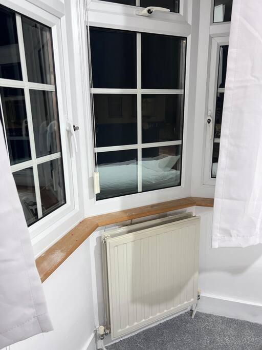Spacious 3 Bed Flat - Beach Nearby - No Pets Southend-on-Sea Bagian luar foto