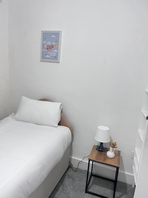 Spacious 3 Bed Flat - Beach Nearby - No Pets Southend-on-Sea Bagian luar foto