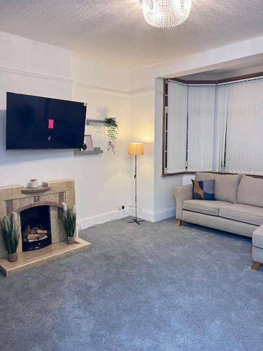 Spacious 3 Bed Flat - Beach Nearby - No Pets Southend-on-Sea Bagian luar foto